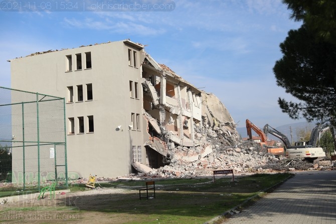 Eski ismi Akhisar Ticaret Lisesi binası yıkılıyor 1