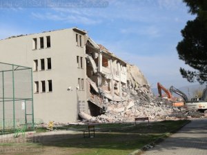 Eski ismi Akhisar Ticaret Lisesi binası yıkılıyor