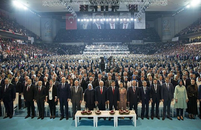 AK Parti Akhisar Teşkilatı "Kutlu Yürüyüşe Devam" Dedi
