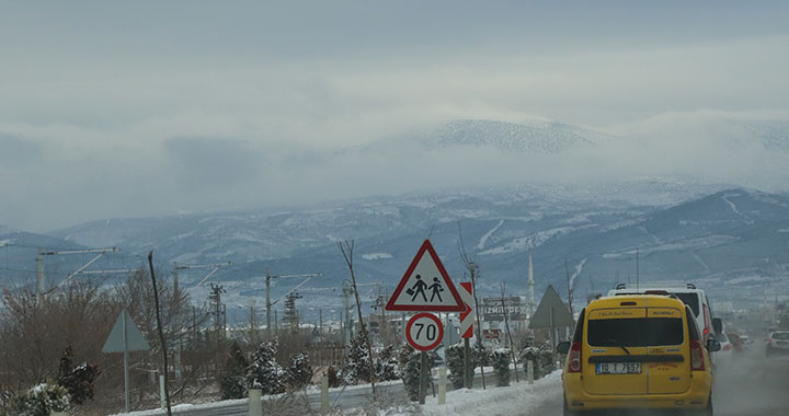 Akhisar-Zeytinliova yolu trafiğe kapandı