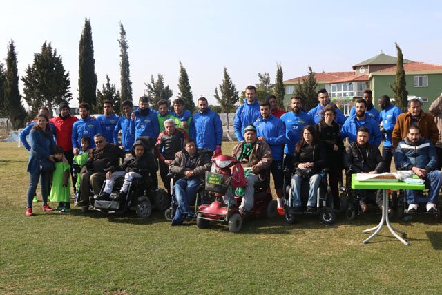 Akhisar Belediyespor’a Rize maçı öncesi engellilerden ziyaret
