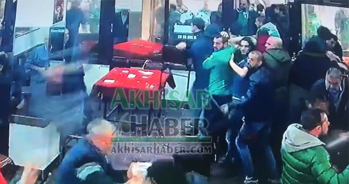 İşte Bursaspor taraftarının maçın ardından bastığı kahvehaneden olay görüntüler