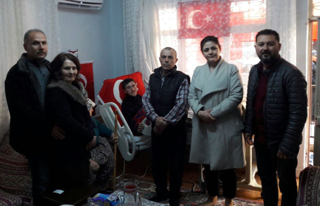 İyi Parti İlçe Teşkilatı, Akhisarlı Afrin Kahramanını ziyaret etti