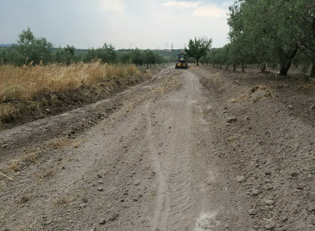 Akhisar Belediyesi tarafından arazi yollarının bakım ve onarımı devam ediyor