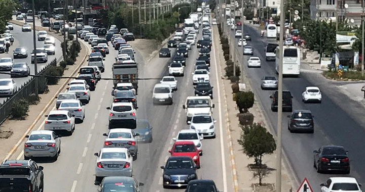 Akhisar'da bayram trafiği çilesi devam ediyor!