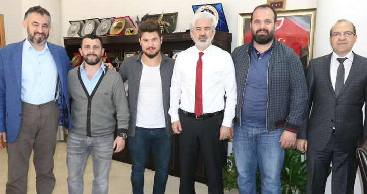 Akhisarlı Avrupa üçüncüsü Ali Cengiz’den, Belediye Başkanı Salih Hızlı’ya ziyaret