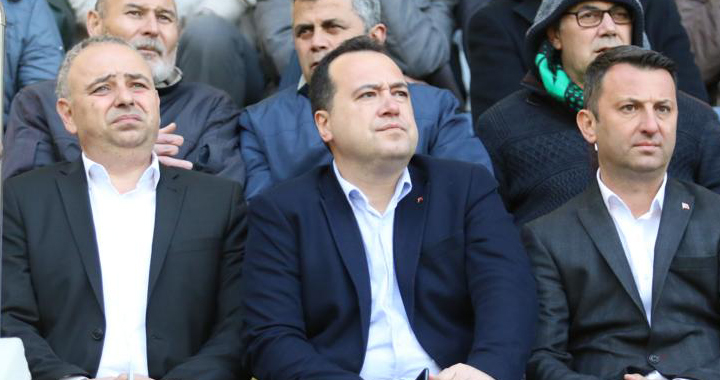 Belediye Başkanı Besim Dutlulu, maçı taraftarların arasında izledi