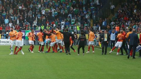 Rize’de olaylı maç. 90+7’de gelen golle Galatasaray liderliği aldı