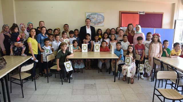 Belediye Başkanı Dutlulu, öğrencilere kitap dağıttı