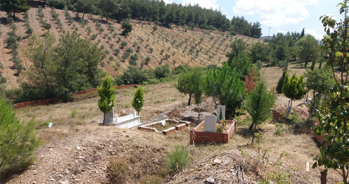 Akhisar mezarlıklarında bayram temizliği