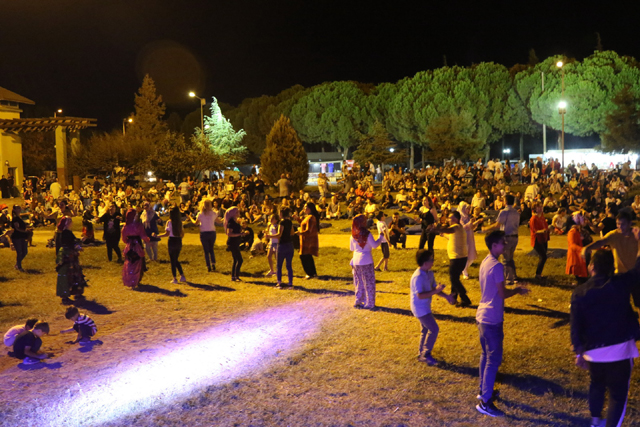Akhisar’da Gördeslilerden renkli bir gece