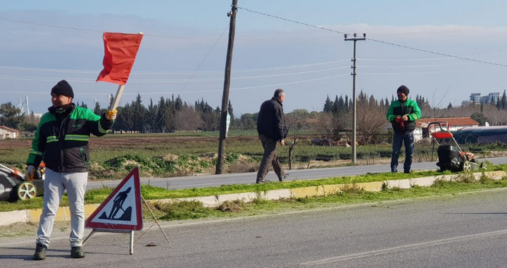 Karayolu temizliğini üstlenen olmayınca Akhisar Belediyesi el attı