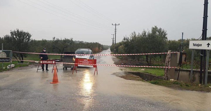 Aşırı yağışlar Akhisar’da köy yollarını kapattı