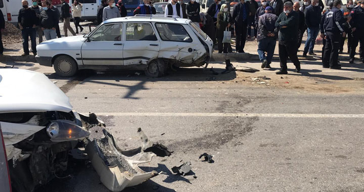 Akhisar’da 3 aracın karıştığı feci kaza