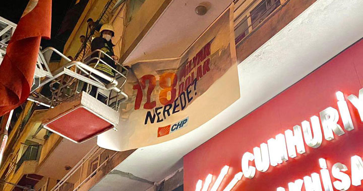 CHP İlçe Binasına asılan pankart polis zoruyla kaldırıldı