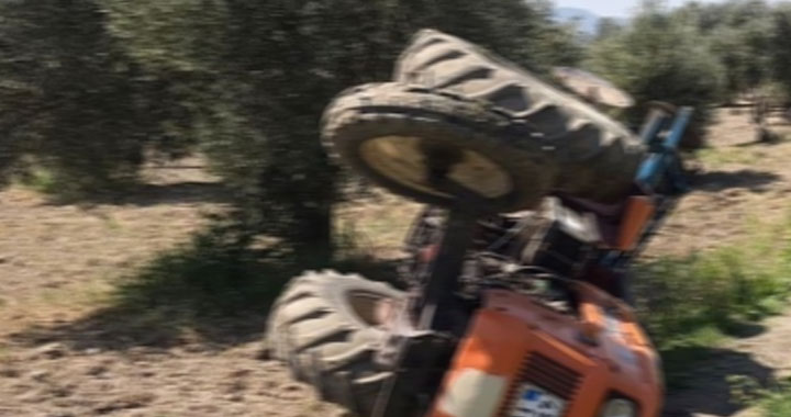 Akhisar'da devrilen traktörün sürücüsü yaşamını yitirdi