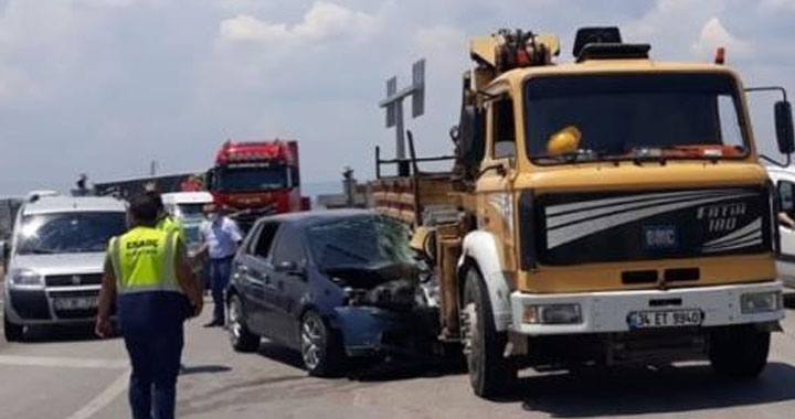 Akhisar'da vince arkadan çarpan araç sürücüsü ağır yaralandı