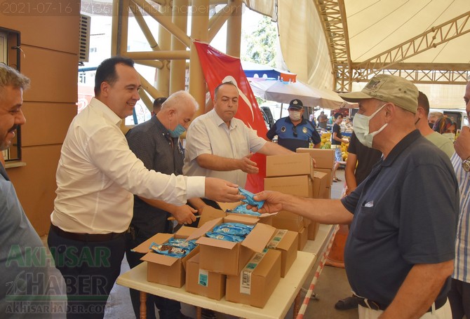 Akhisar Belediye Başkanı Besim Dutlulu, pazarda dondurma dağıttı