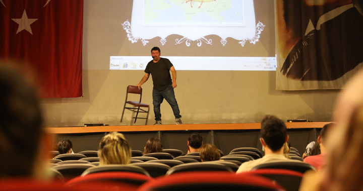 Türkiye'nin en ilginç tarih öğretmeni Cumhur Sarı Akhisar’da sahne aldı
