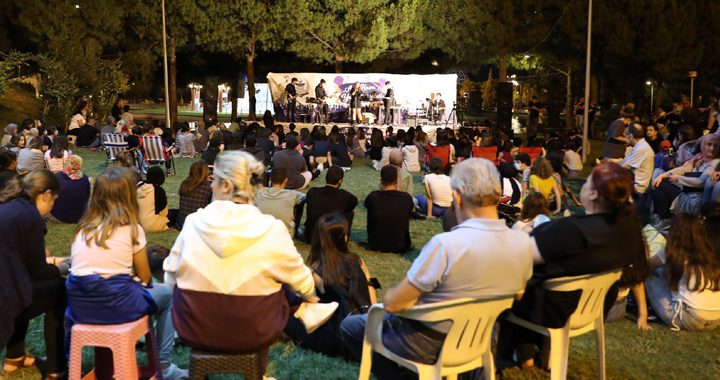 Akhisar’da açık hava yaz konserlerine gençlerden büyük ilgi