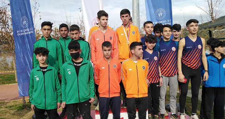 Akhisarlı öğrenciler kros müsabakalarında Türkiye  Şampiyonasına katılıyor
