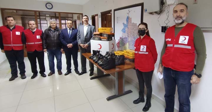 Türk Kızılay Akhisar Şubesi'nden öğrencilere bot yardımı