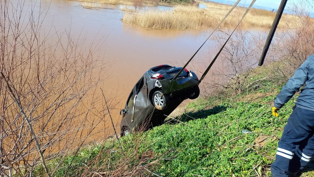 Otomobil Gediz nehrine uçtu sürücü yüzerek kurtuldu