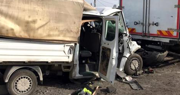 Park halindeki kamyona çarpan araçtaki 11 işçi yaralandı