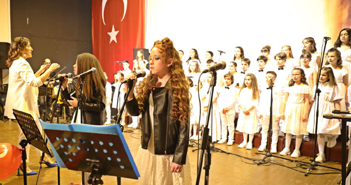 Akhisar Belediyesi Çocuk Korosundan unutulmaz 23 Nisan konseri
