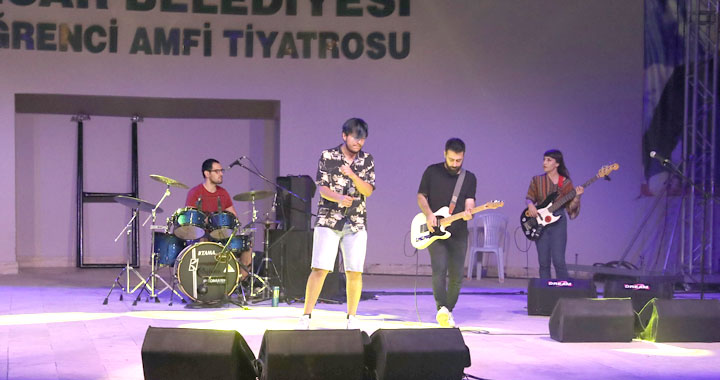 Anlamsız kaçışlar konseri gençleri Amfi’de gençleri coşturdu