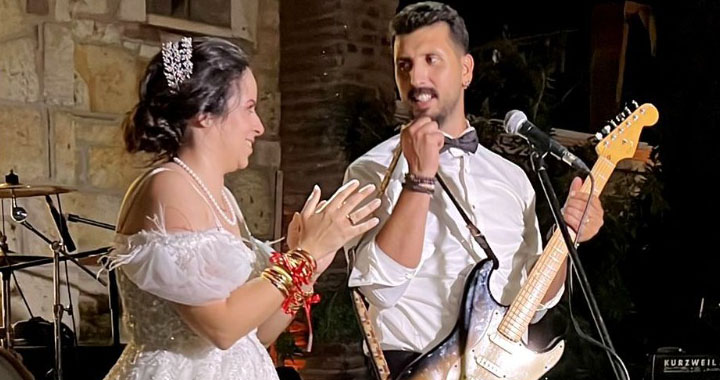 Gazeteci kendi düğününde hayat arkadaşına ‘Sadece Senin olmak’ sürpriz
