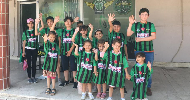 Karnesini getiren çocuklara ücretsiz Akhisarspor forması hediye edildi