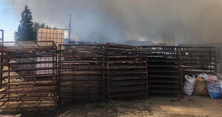 Akhisar’da fabrika yangını!