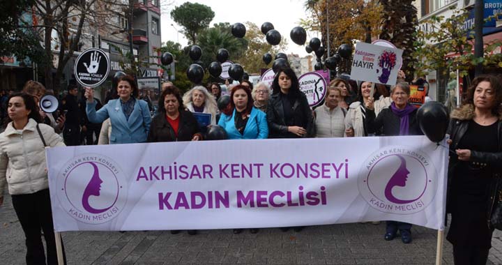 Akhisarlı kadınlar şiddete hayır için yürüdü