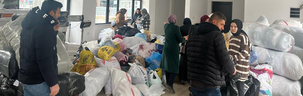 Ak Parti Akhisar’dan deprem bölgesine yardımları uçak ile gönderdi
