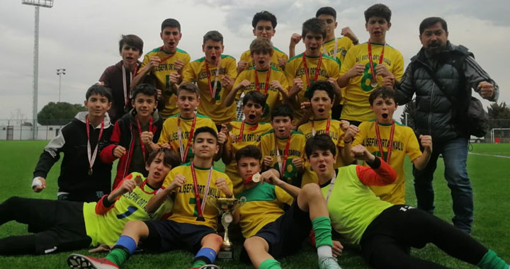 Ali Şefik Ortaokulu futbolda Manisa şampiyonu oldu