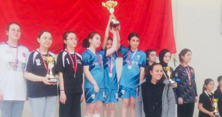 Atatürk Ortaokulu küçük kız masa tenisi kategorisinde il birincisi oldu