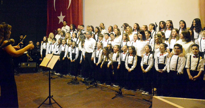 Akhisar Belediyesi Çocuk Korosundan muhteşem konser