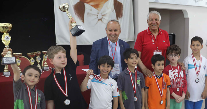 Akhisar Çağlak Festivali yarışmalarında dereceye girenler ödüllendirildi