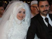 Akhisar gelin ve damat düğün töreni ardından demokrasi nöbetine katıldı