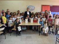 Belediye Başkanı Dutlulu, öğrencilere kitap dağıttı