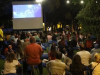 Akhisarlılar açık havada sinema keyfi yaşıyor