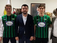 Akhisarspor’da altyapıdan 3 oyuncuyu profesyonel yaptı