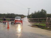 Aşırı yağışlar Akhisar’da köy yollarını kapattı