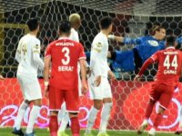 Akhisarspor, Balıkesir'de 9 kişi kaldığı maçı 3-0 kaybetti