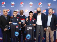 Futbolun efsaneleri Pepsi ‘Yıldız Futbolcu Seminerleri”nde  genç futbolseverlerle İzmir’de buluştu