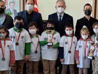 Ahmet Vehbi Bakırlıoğlu İlkokulu satrançta derecelerle döndü