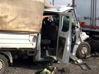 Park halindeki kamyona çarpan araçtaki 11 işçi yaralandı