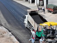 Akhisar Belediyesi'nin asfalt çalışmaları tüm hızıyla devam ediyor