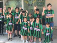 Karnesini getiren çocuklara ücretsiz Akhisarspor forması hediye edildi